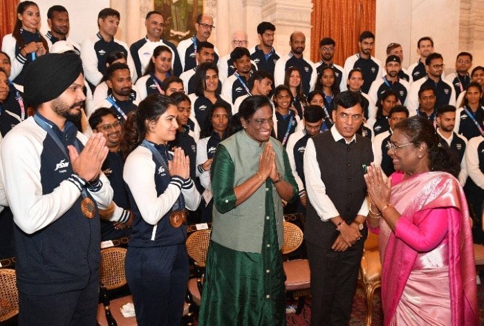 President Droupadi Murmu Meets Indian Olympics Contingent, Hails Players Performance – WATCH